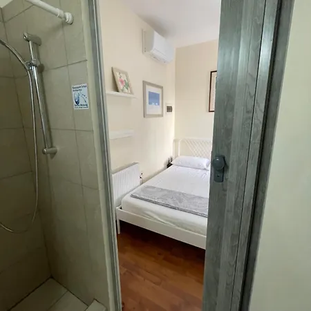 Yard With Private Entrance Διαμέρισμα