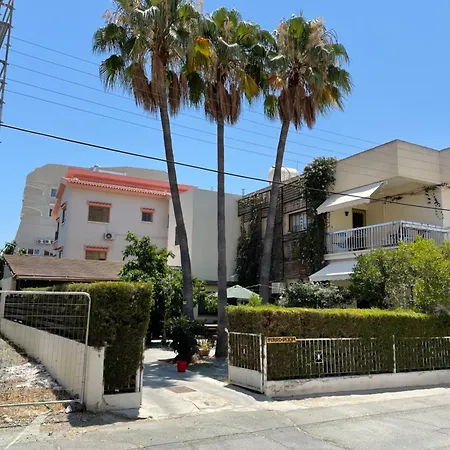 Yard With Private Entrance Appartement Larnaca