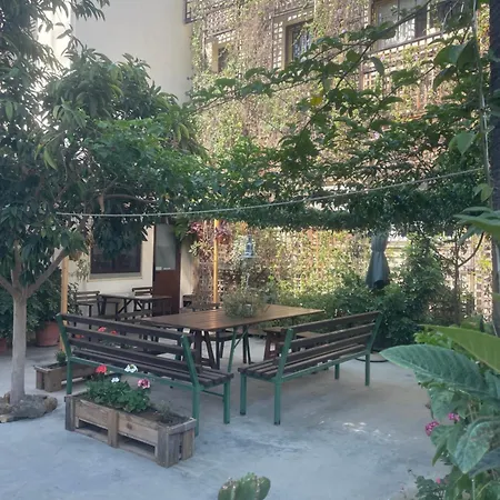 Yard With Private Entrance Appartement Larnaca