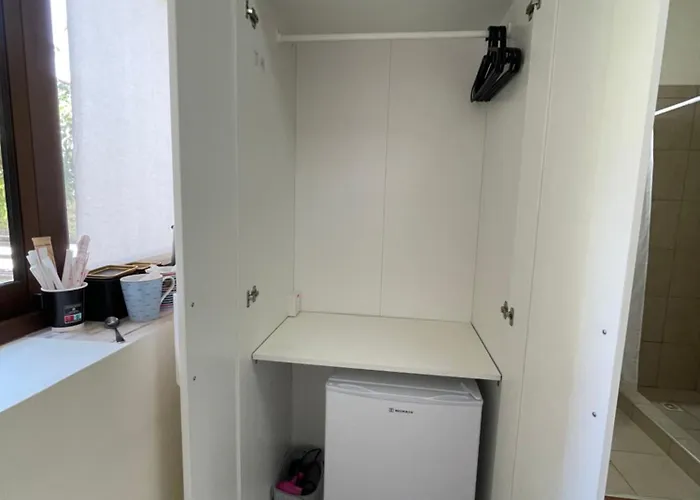 Yard With Private Entrance Appartement Larnaca