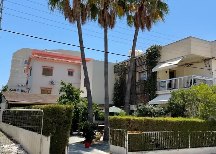 Yard With Private Entrance Appartement Larnaca