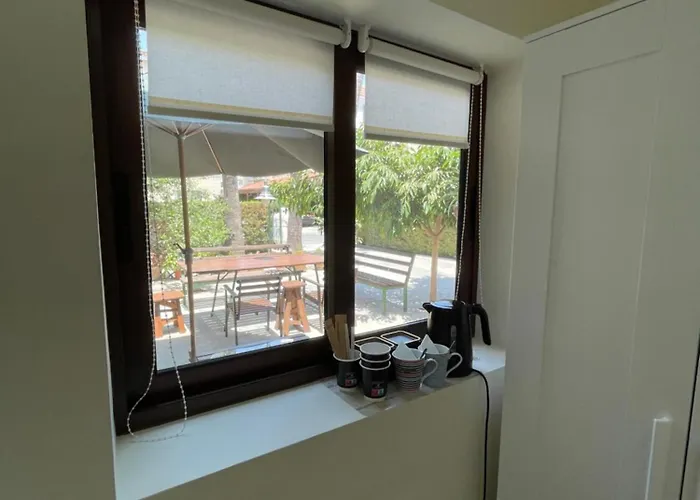 Yard With Private Entrance לרנקה